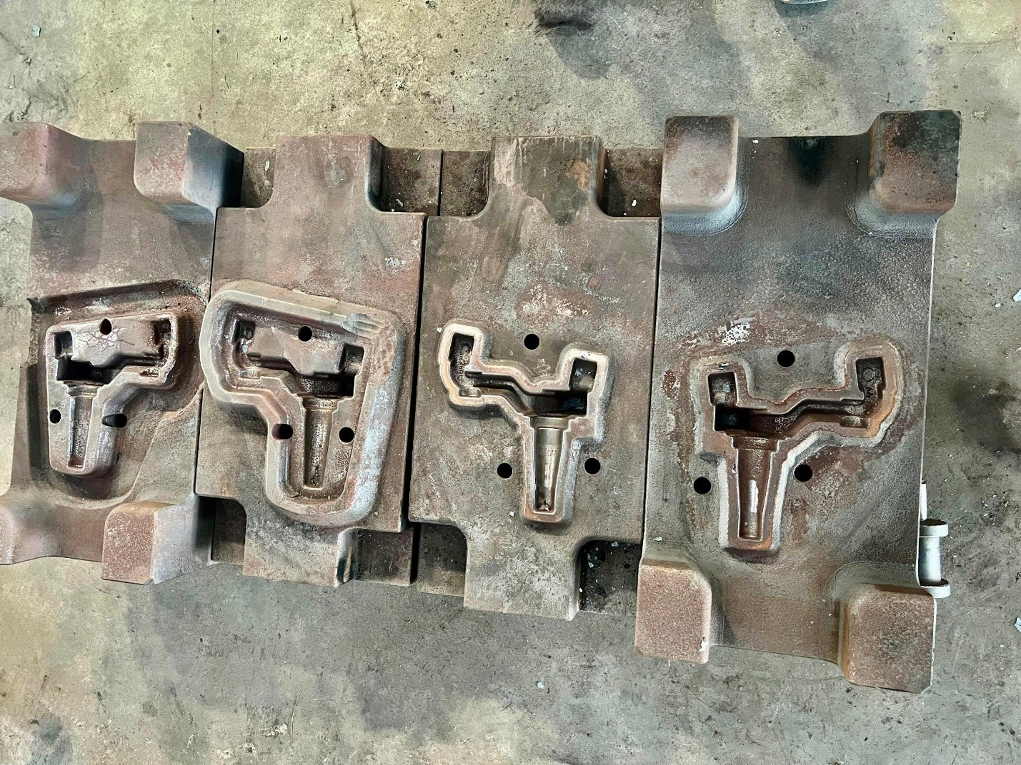 B6 · T0 die cavity · empty cavity on the right next to a sample forged part seated in the matching cavity on the left · pre-heat bench review at our India partner facility